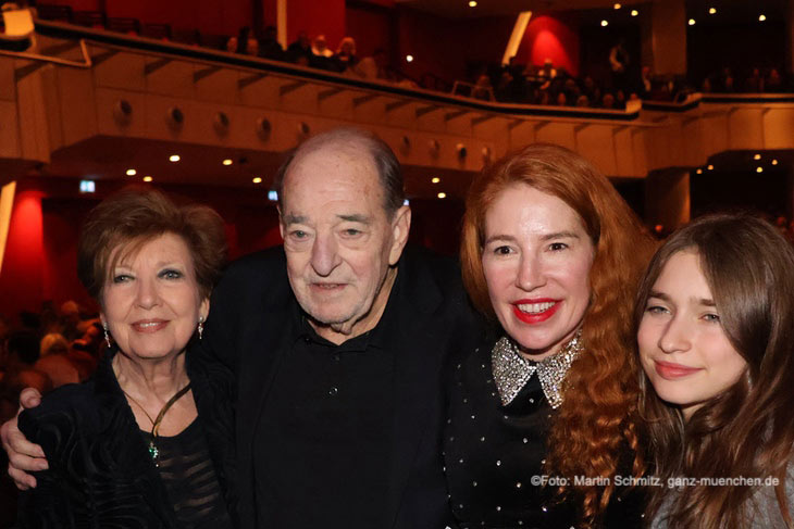 Carolin Reiber, Ralph Siegel mit Frau Laura und Adoptivtochter Ruby nach der Pretty Woman Premiere im Deutschen Theater (©Foto: Martin Schmitz)